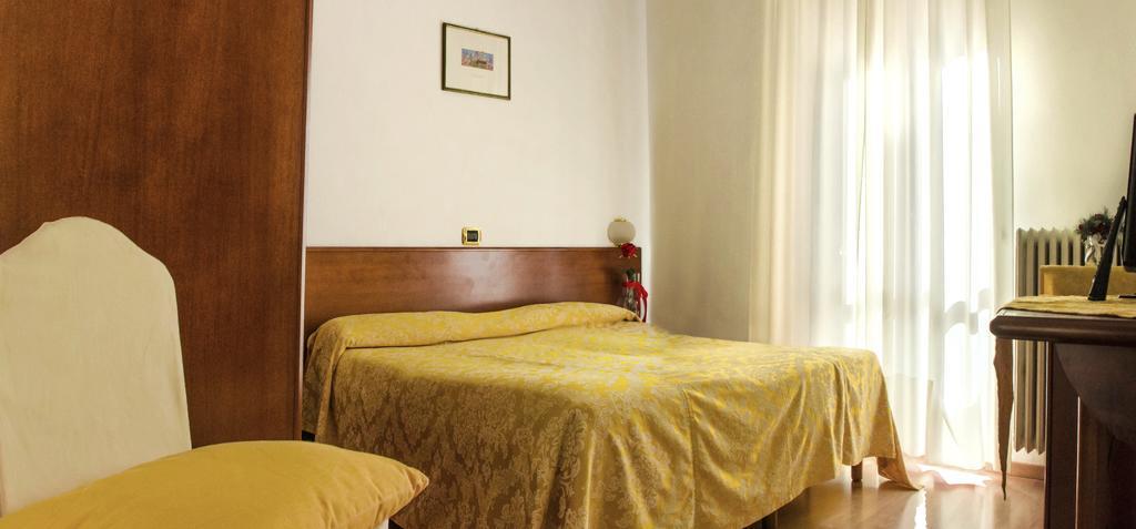 Domus Hotel Alessandria Ngoại thất bức ảnh